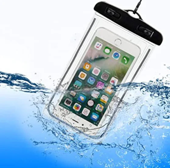 Celular dentro da capa impermeável, submerso na água
