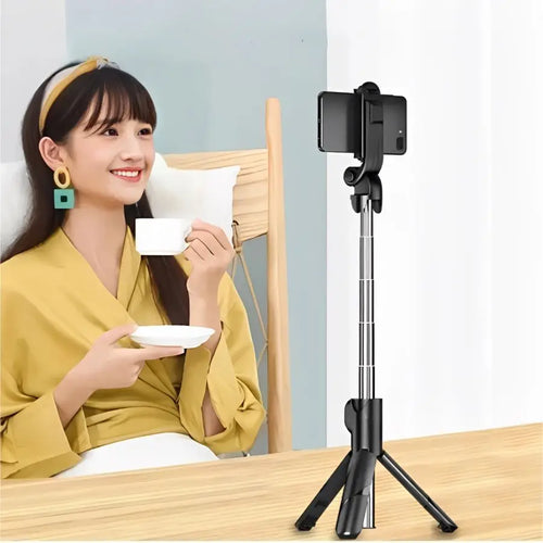 Pessoa usando o bastão de selfie como tripé de mesa para tirar uma foto sozinha