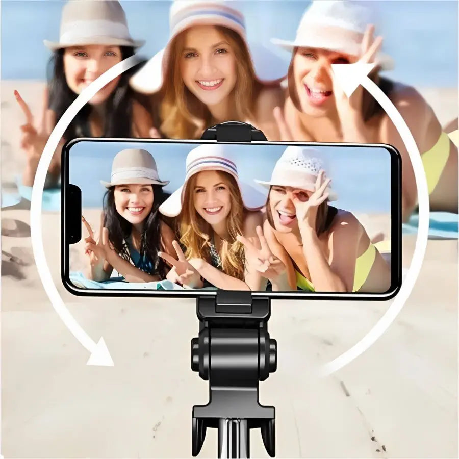 Tela do celular girando para enquadrar um grupo de pessoas na praia, presa no bastão de selfie