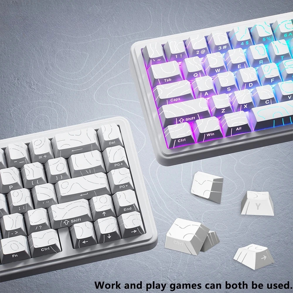 Keycaps brancas de perfil cereja soltas ao lado do teclado