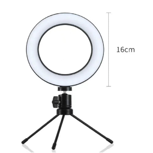 Ring light aceso na cor branca, mostrando o difusor dos LEDs